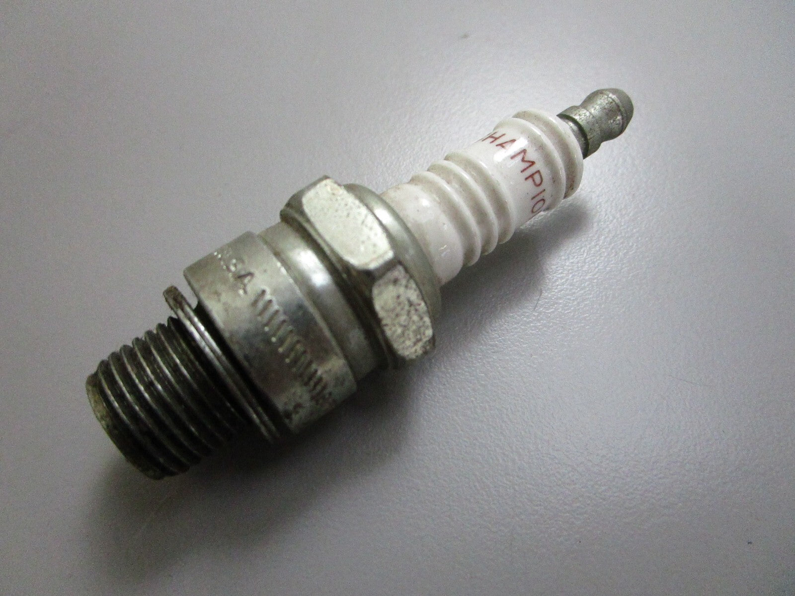 *NEW* 0810 Champion Spark Plug UL77V