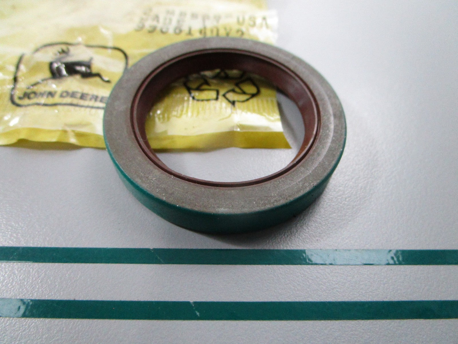NEW OEM M85699 John Deere Seal  0810