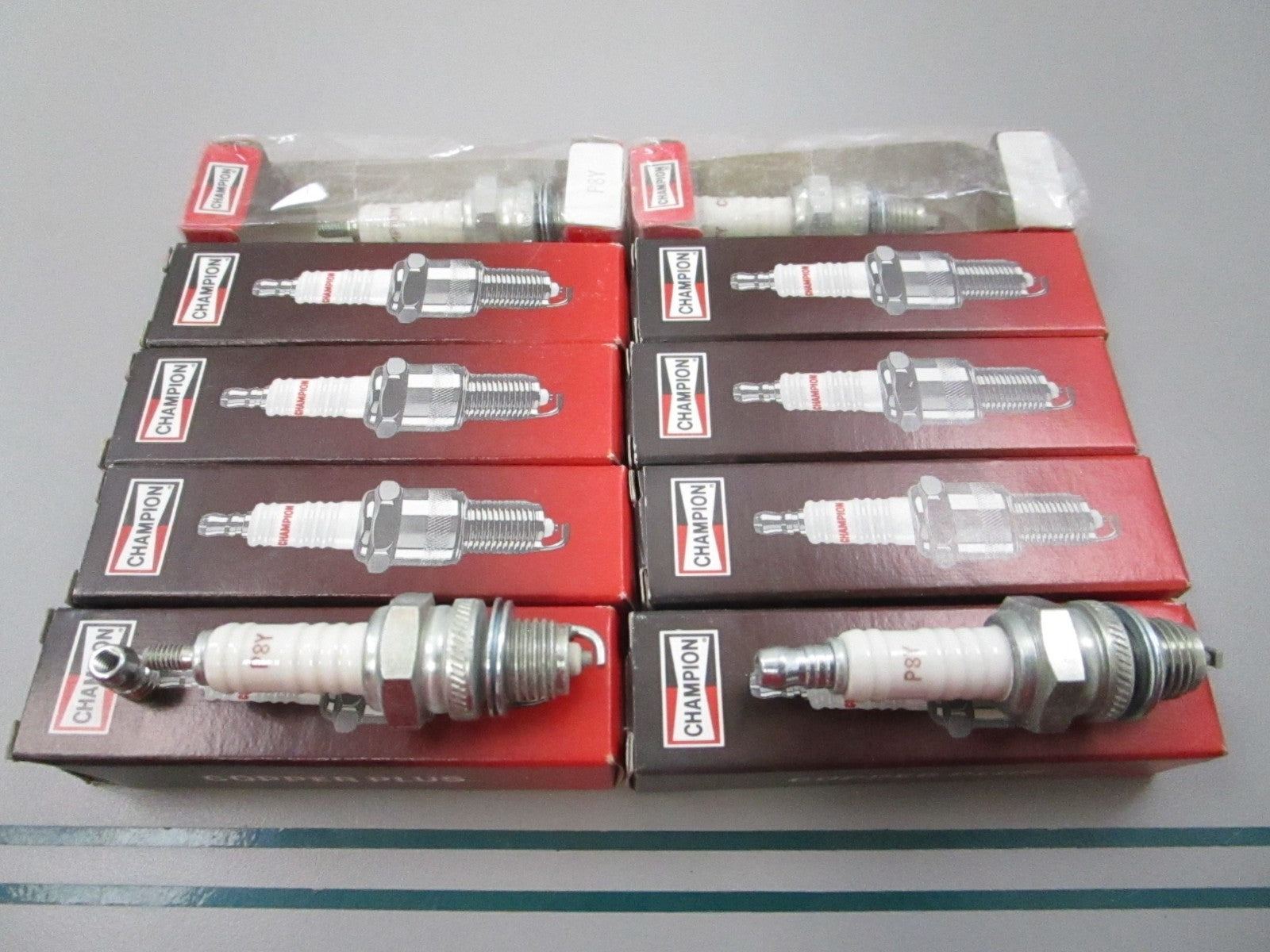 NEW (LOT OF 10) P8Y Champion Spark Plug 0810