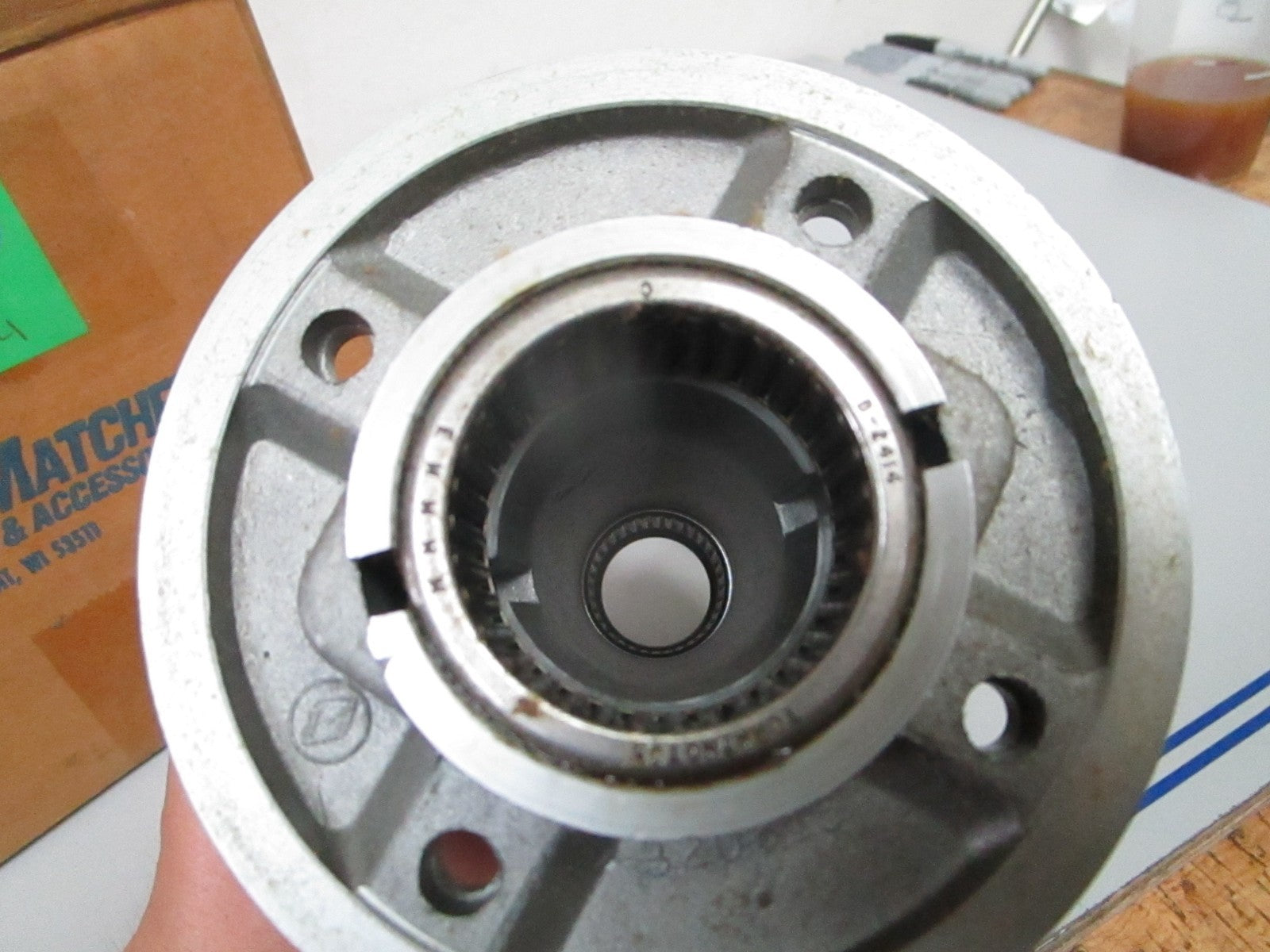 *NEW OEM* 0820 OMC Johnson Evinrude Bearing Carrier 387374 0387374