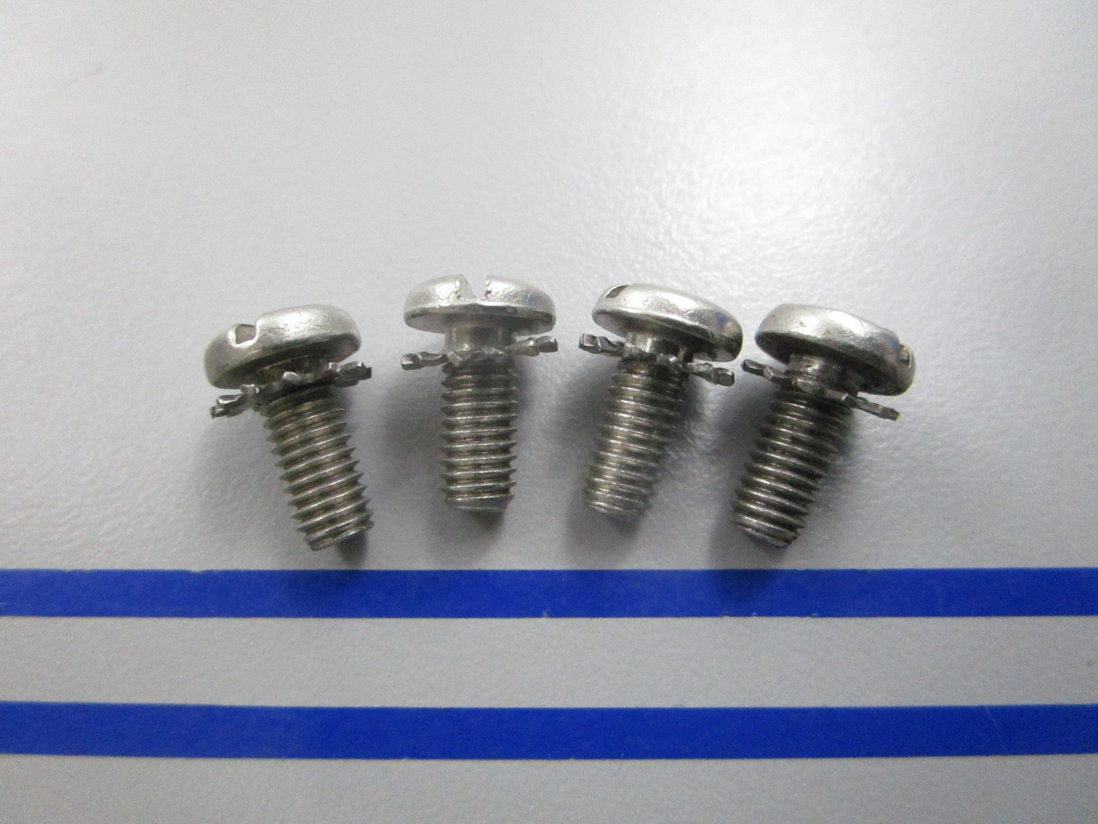 NEW OEM (LOT OF 4) 303551 0303551 OMC Johnson Evinrude Screw 0810