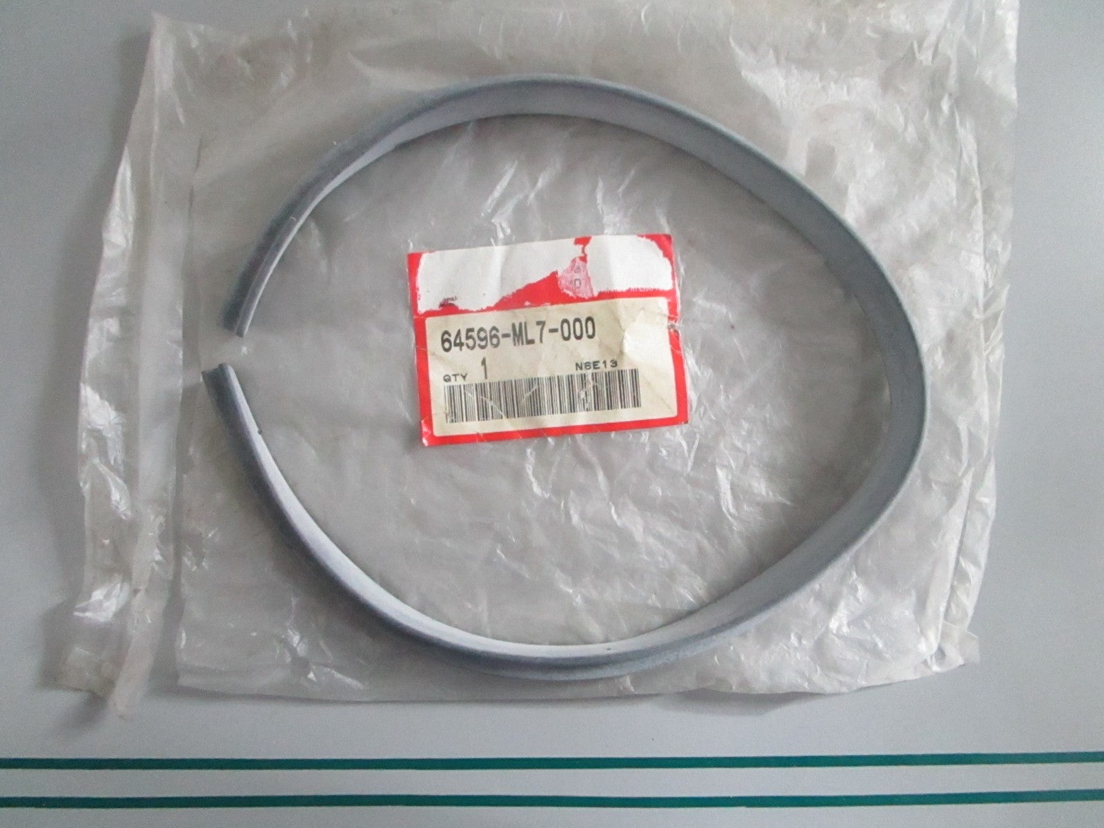 NEW OEM 64596-ML7-000 Honda Panel Side Rubber 0820