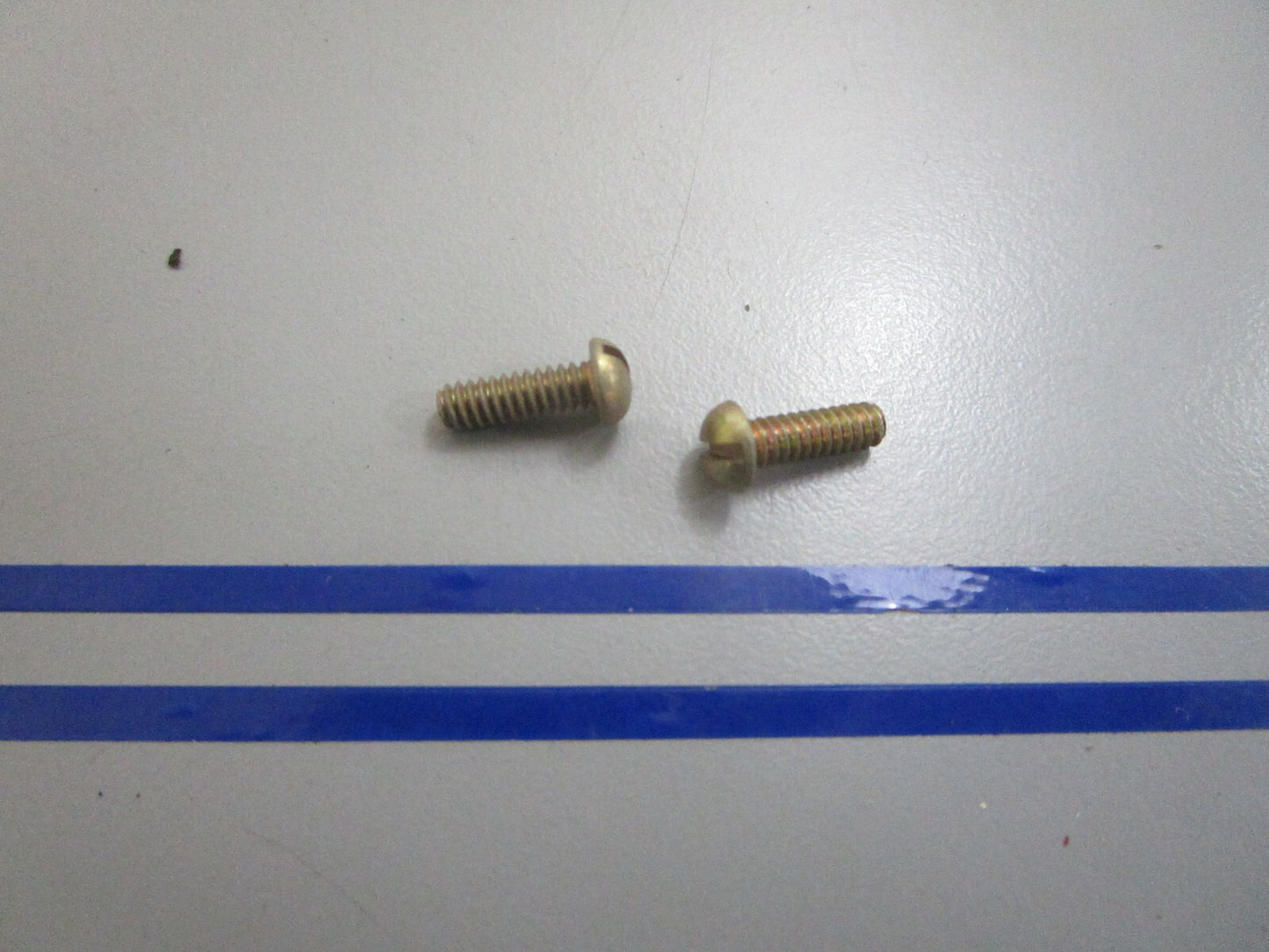 *NEW OEM* (LOT OF 2) 0810 OMC Johnson Evinrude Screw 323465 0323465