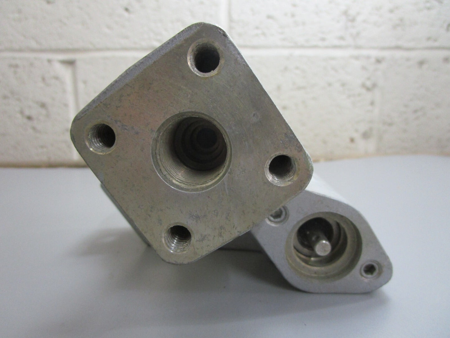 *NEW OEM* 0820 OMC Johnson Evinrude STBD Housing Plug & Spool Valve Ay 984484