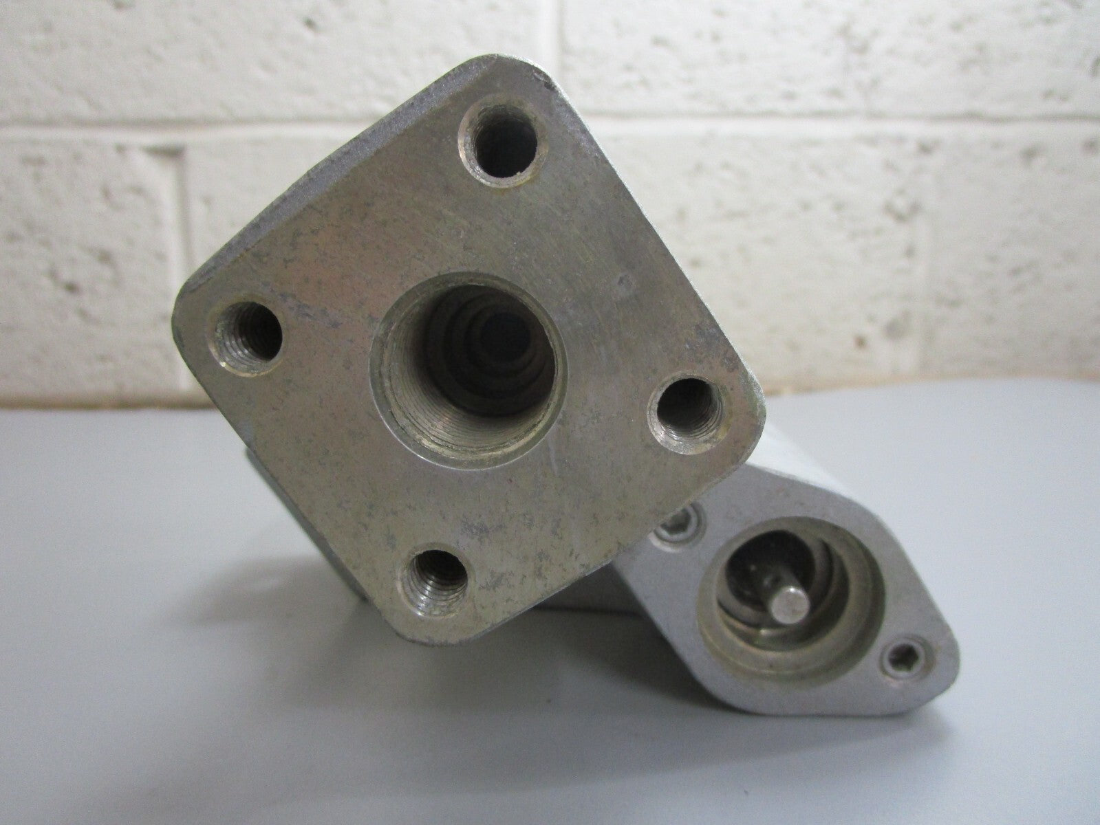 *NEW OEM* 0820 OMC Johnson Evinrude STBD Housing Plug & Spool Valve Ay 984484