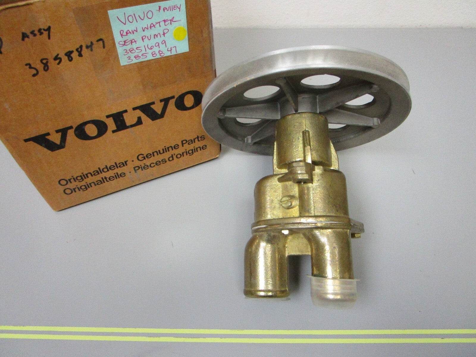 *NEW OEM* 0720 Volvo Penta Raw Water Sea Pump & Pulley Assembly 3851699 3858847