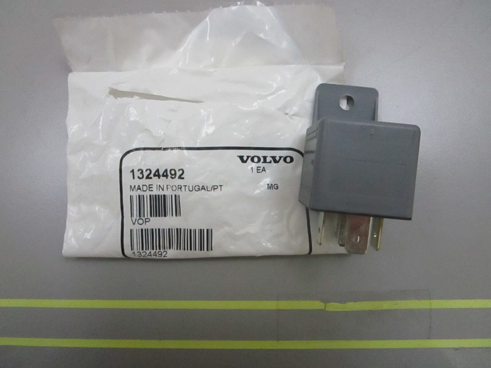 *NEW OEM* 0810 Volvo Penta Relay 1324492