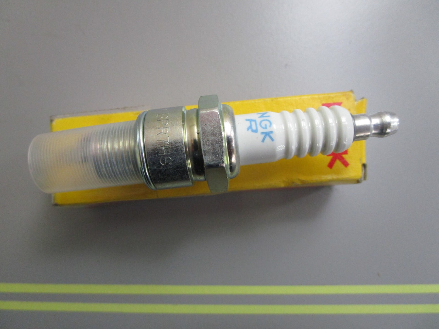 *NEW OEM* 0810 NGK Spark Plug BPR7HS