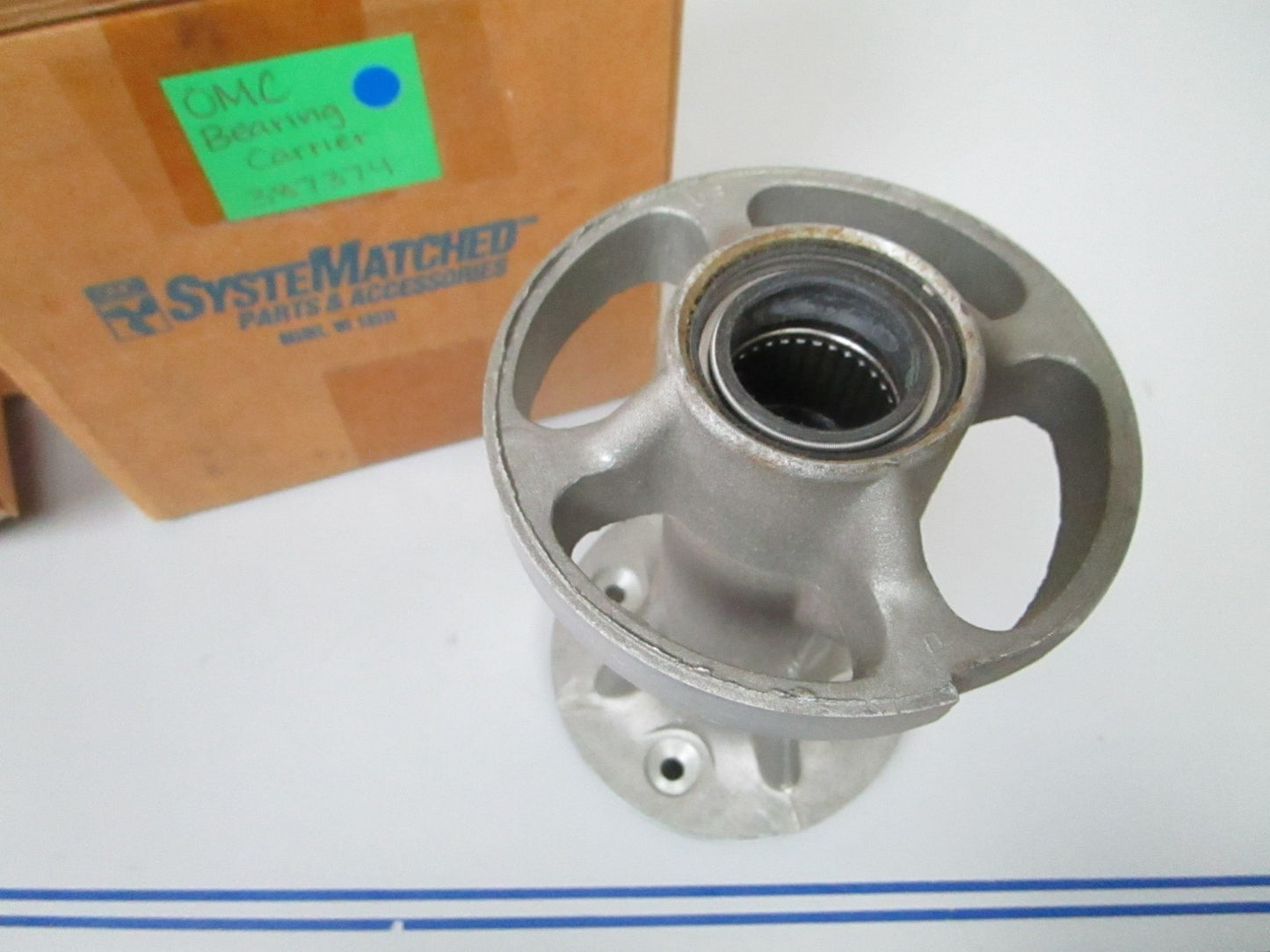 *NEW OEM* 0820 OMC Johnson Evinrude Bearing Carrier 387374 0387374
