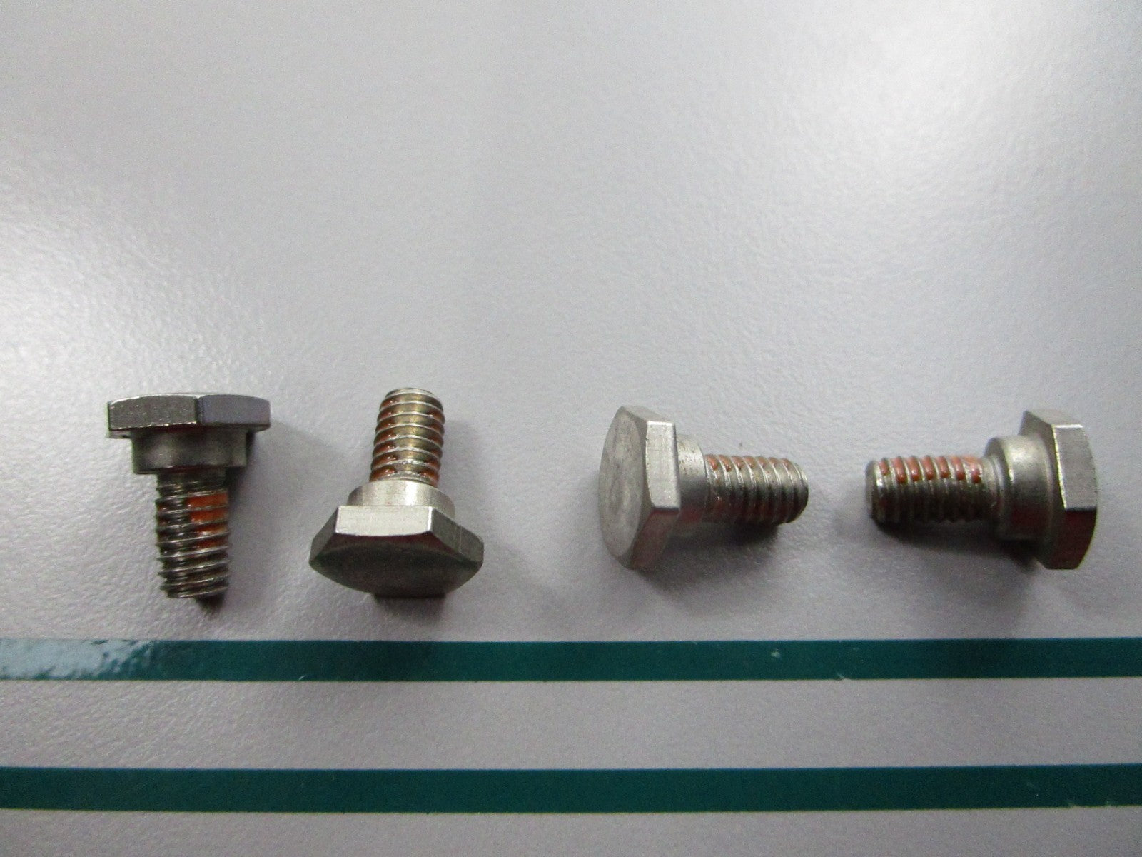 NEW OEM (LOT OF 4) 321922 0321922 OMC Johnson Evinrude Clamp Screw 0810