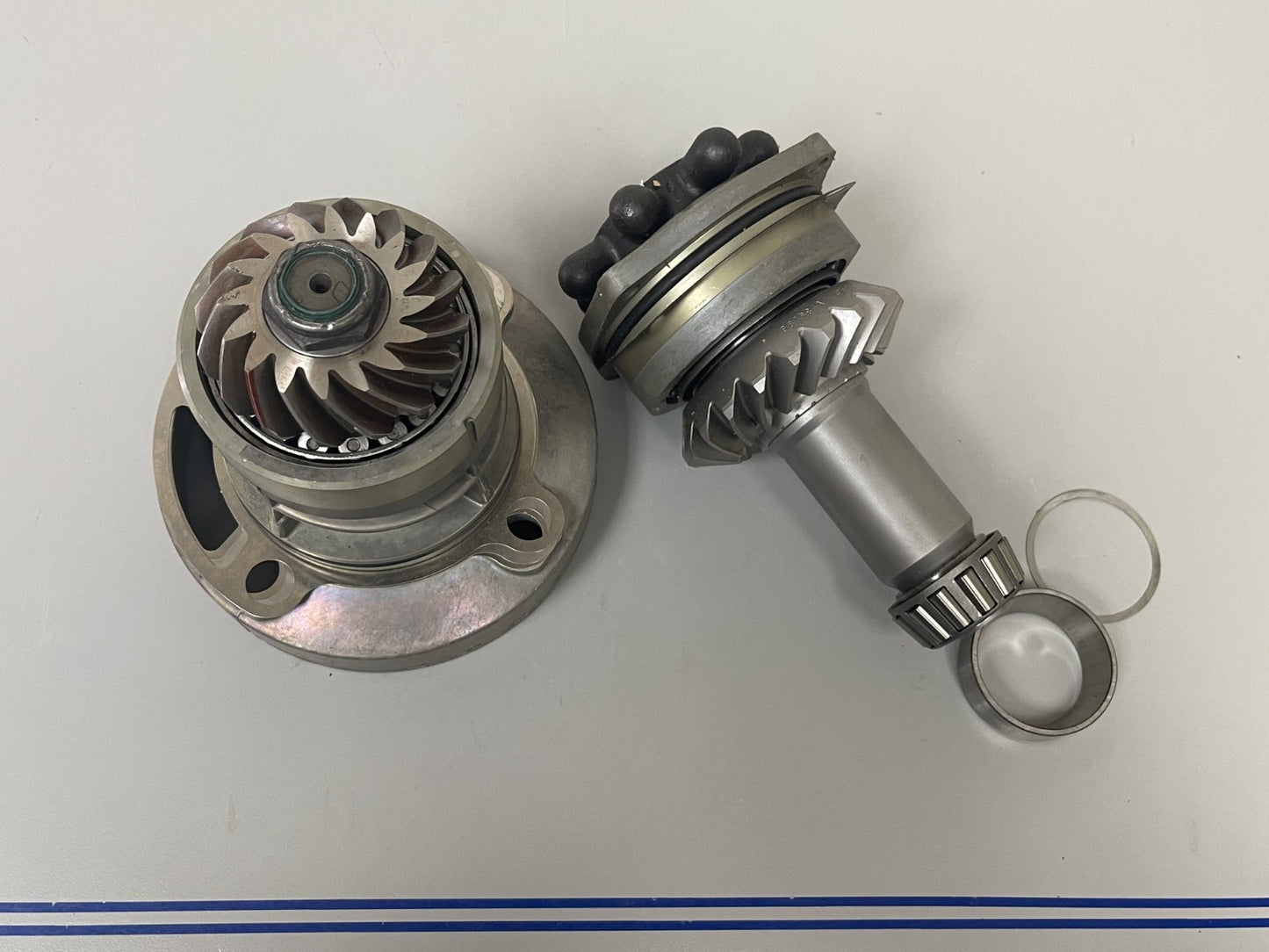 *NEW OEM* 0670 OMC Johnson Evinrude Bearing Housing Shaft Gear Housing 982478
