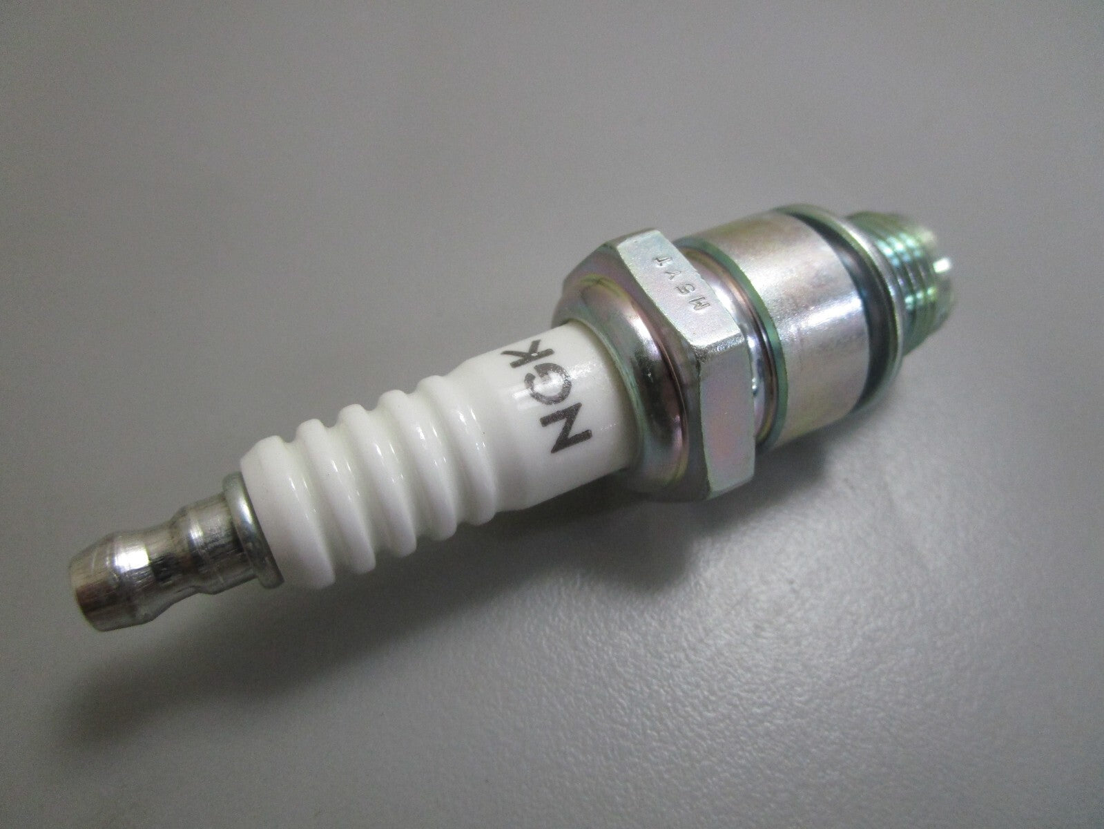 *NEW* (LOT OF 8) 0820 NGK Spark Plug B8HS-10