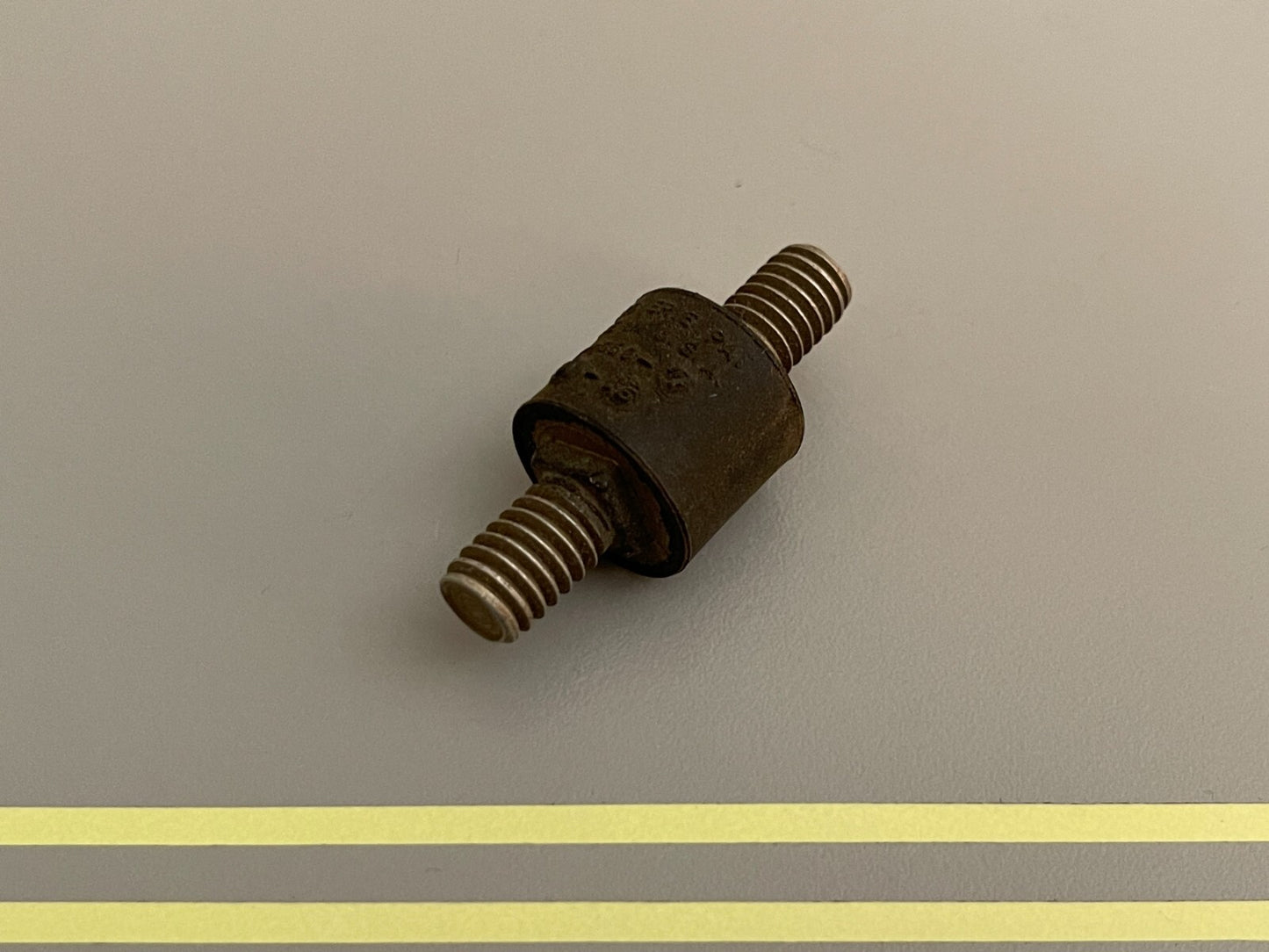 *NEW OEM* 0810 OMC Johnson Evinrude Rubber Mount 377582 0377582