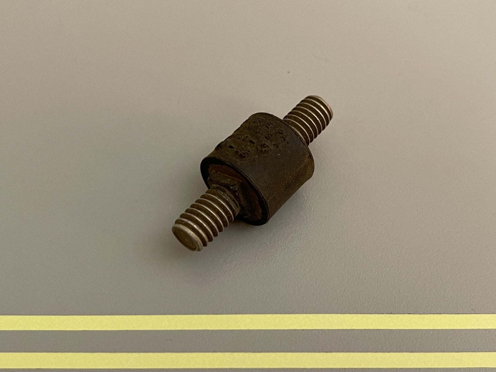 *NEW OEM* 0810 OMC Johnson Evinrude Rubber Mount 377582 0377582