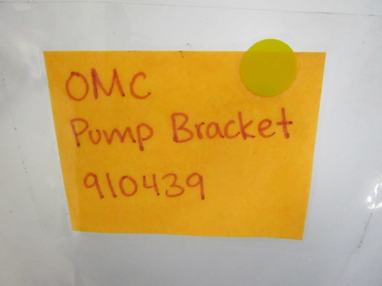 *NEW OEM* 0820 OMC Johnson Evinrude Pump Bracket 910439 0910439