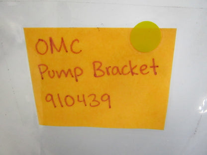 *NEW OEM* 0820 OMC Johnson Evinrude Pump Bracket 910439 0910439