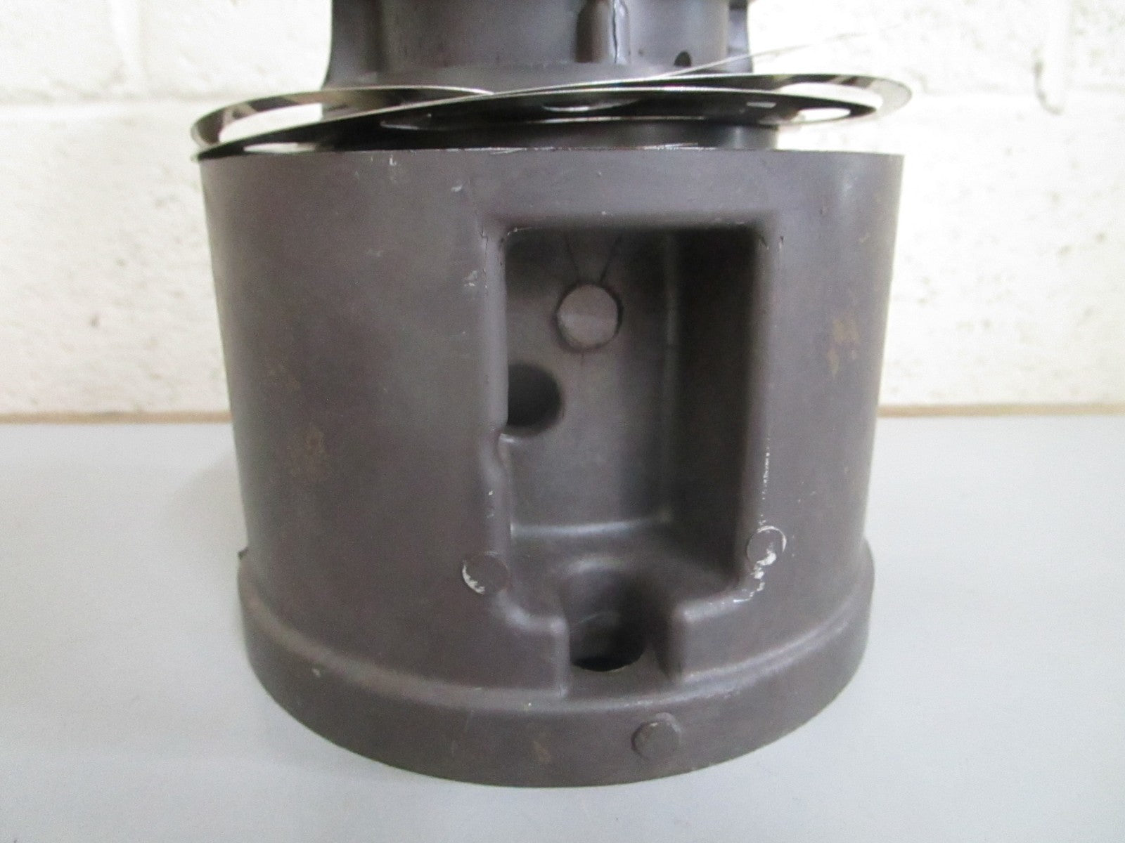 *NEW OEM* 0820 OMC Johnson Evinrude Bearing Housing 981221 0981221