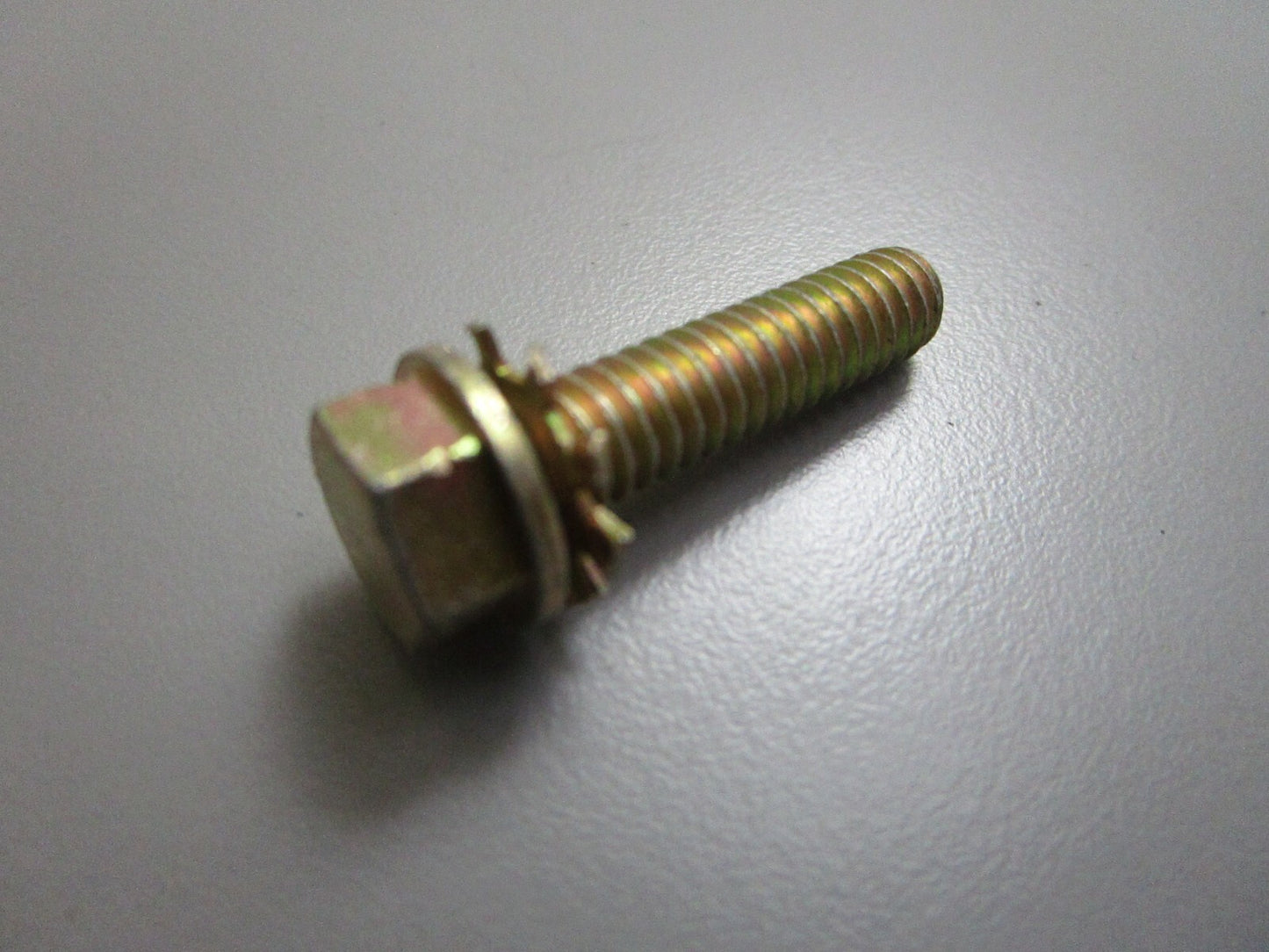 *NEW OEM* 0810 OMC Johnson Evinrude Screw 307062 0307062