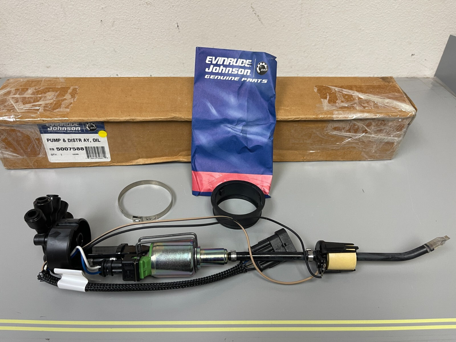 *NEW OEM* 0720 OMC Johnson Evinrude Oil Pump & Distributor Assembly 5007588
