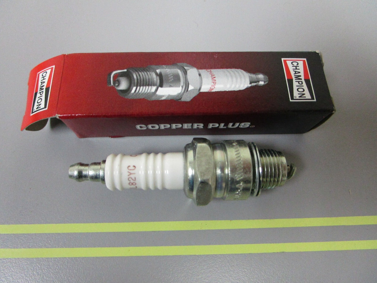*NEW* 0810 Champion Spark Plug RL82YC