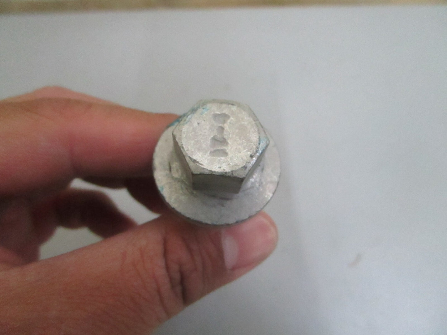 *NEW OEM* 0820 OMC Johnson Evinrude Upper Mount Screw 352662 0352662