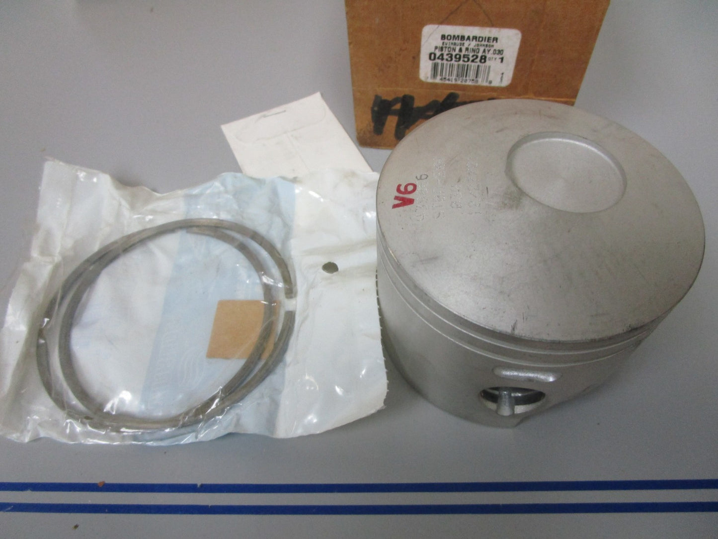 *NEW OEM* 0720 OMC Evinrude 0.030 O.S. STBD Piston & Ring Assembly 439528