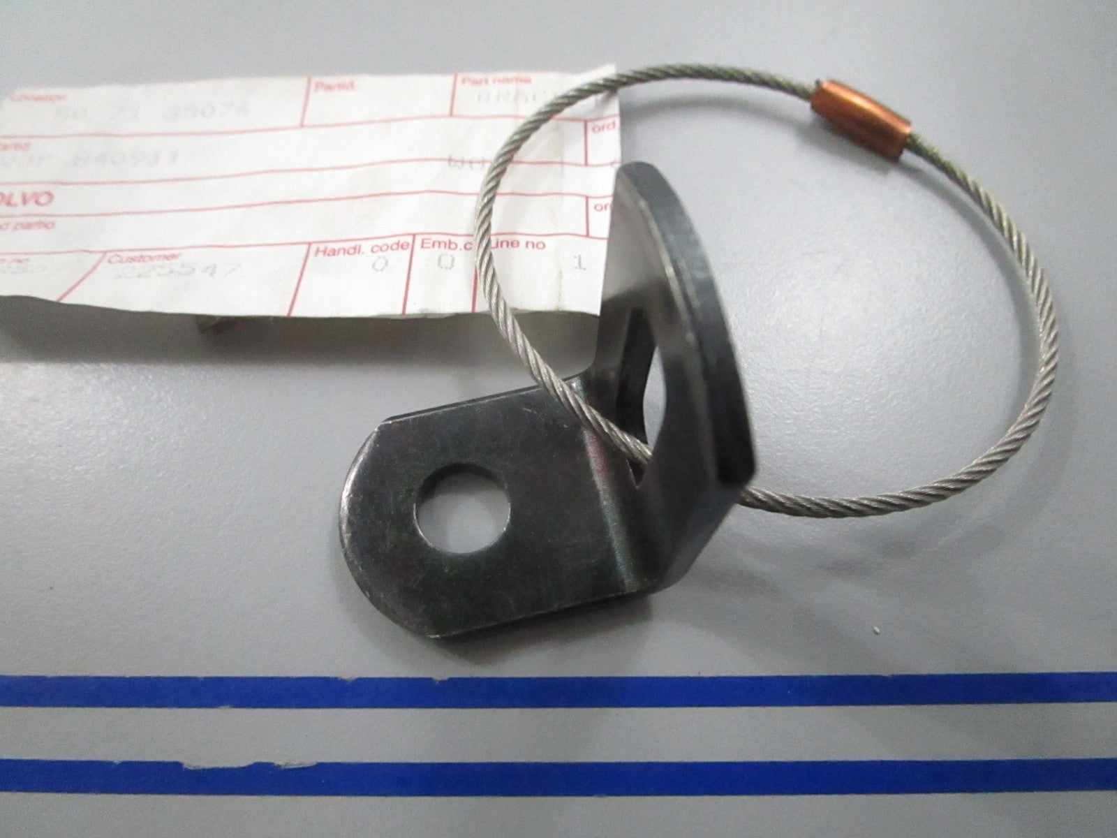 *NEW OEM* 0810 Volvo Penta Bracket & Cable 840911