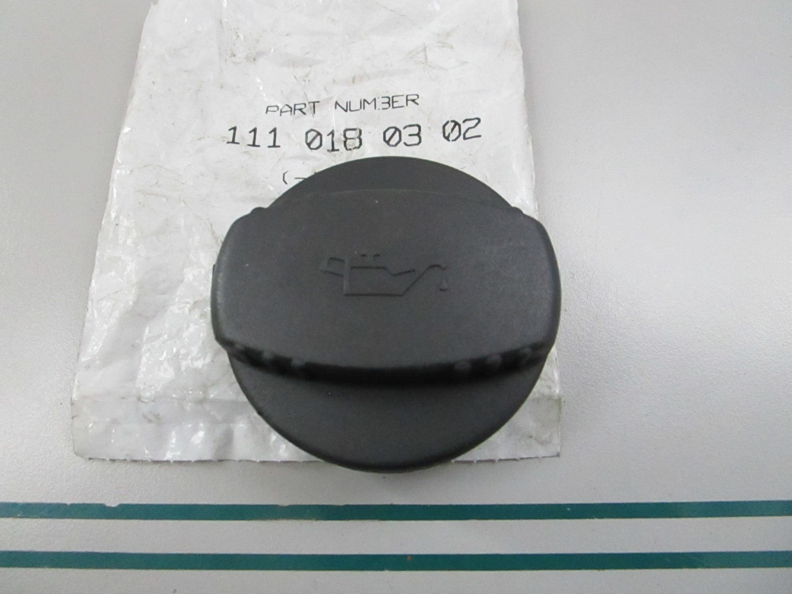 NEW OEM 1110180302 Mercedes-Benz Oil Filler Cap 0810