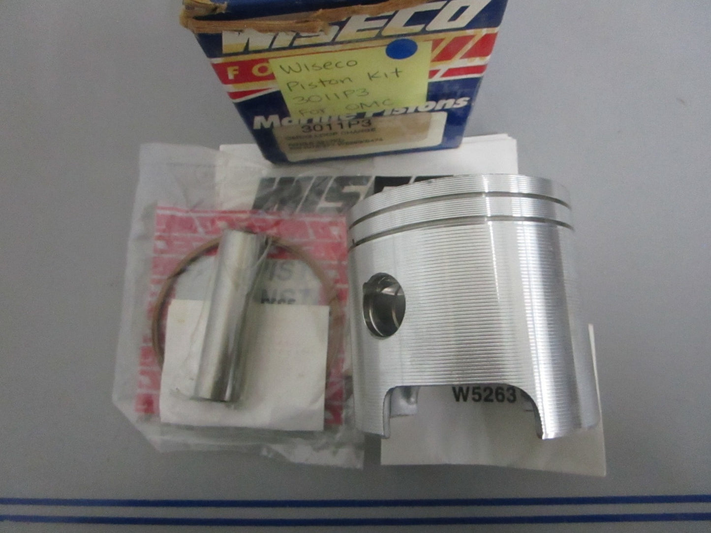 NEW 3011P3 Wiseco Piston kit For: OMC 0820