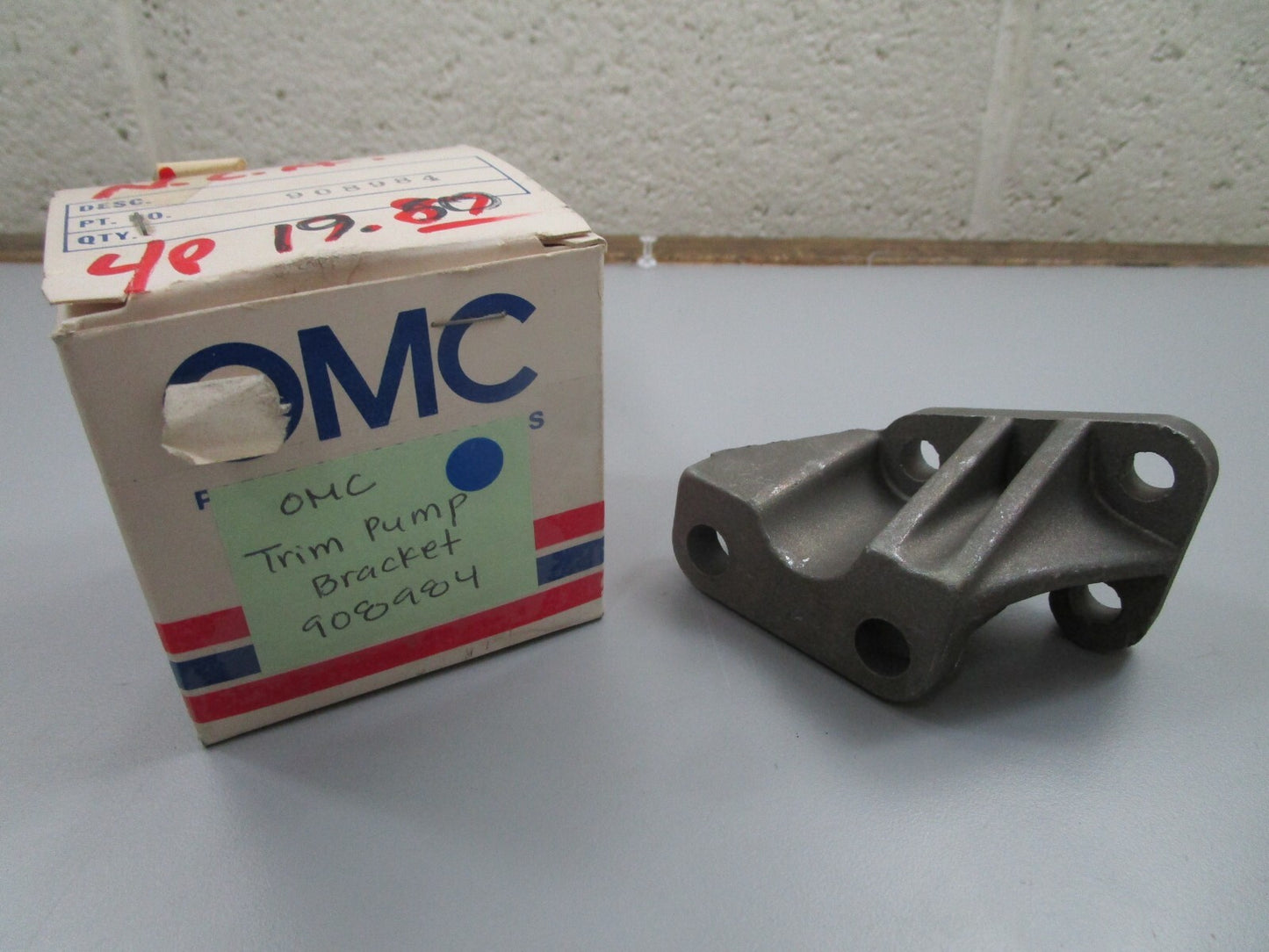 *NEW OEM* 0810 OMC Johnson Evinrude Trim Pump Bracket 908984 0908984