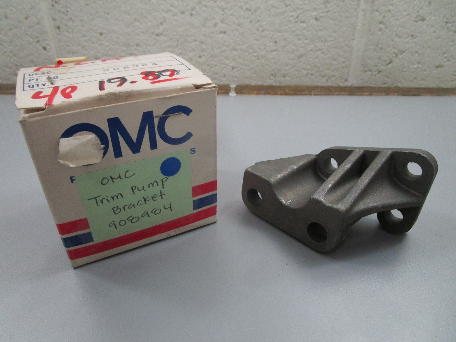 *NEW OEM* 0810 OMC Johnson Evinrude Trim Pump Bracket 908984 0908984