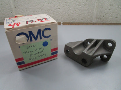 *NEW OEM* 0810 OMC Johnson Evinrude Trim Pump Bracket 908984 0908984
