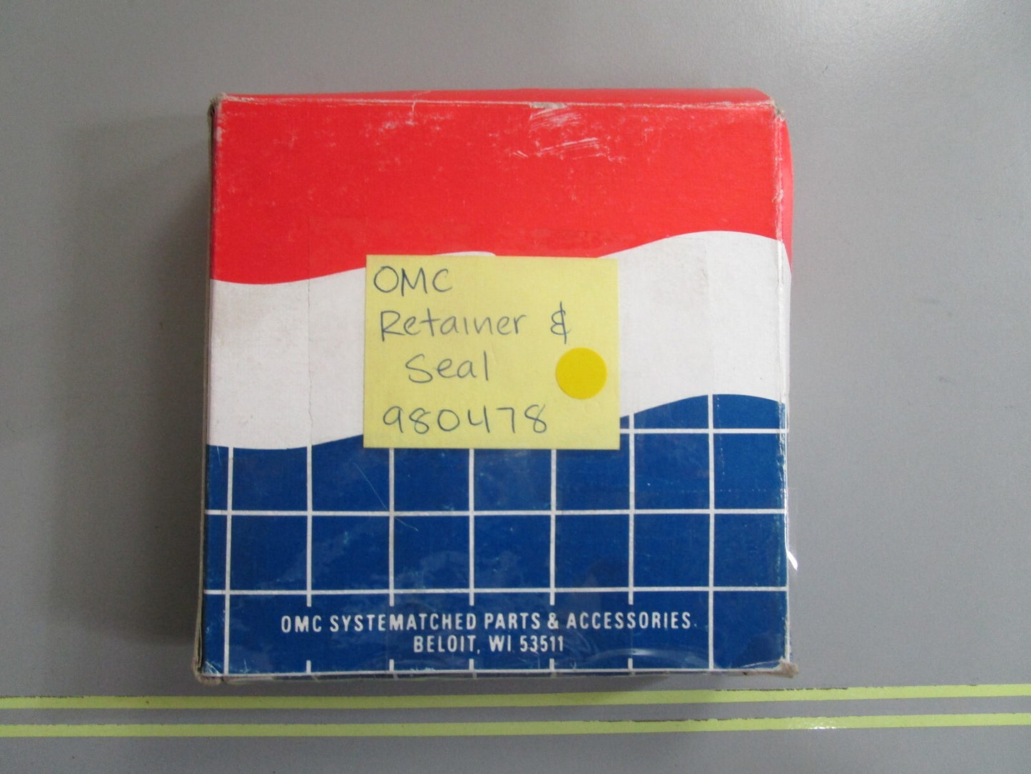 *NEW OEM* 0810 OMC Johnson Evinrude Retainer & Seal 980478 0980478