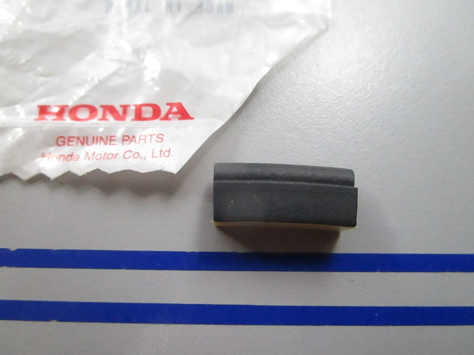 NEW OEM 81204-MV9-300 Honda Seal 0810