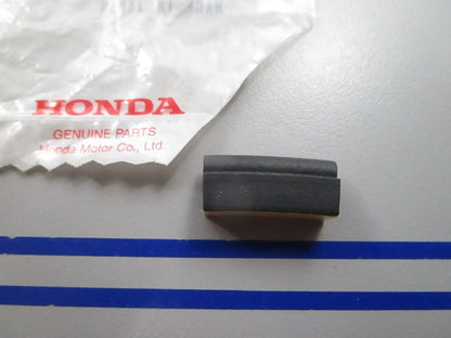 NEW OEM 81204-MV9-300 Honda Seal 0810