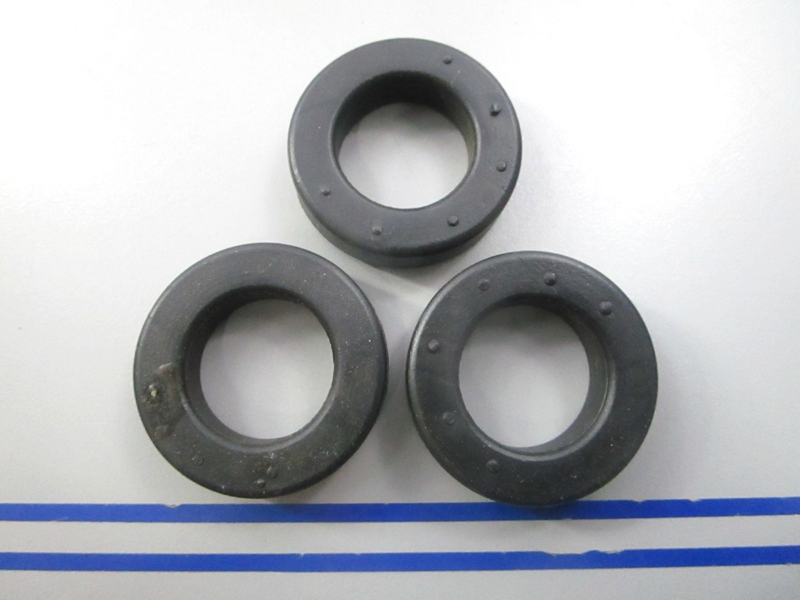 NEW OEM (LOT OF 3) 315748 0315748 OMC Johnson Evinrude Grommet 0810