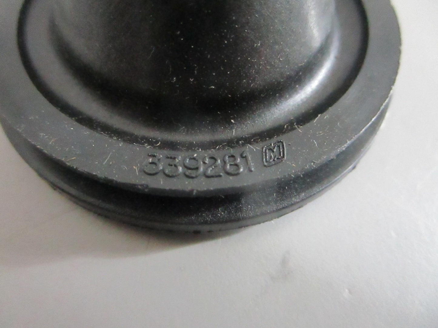 *NEW OEM* 0820 OMC Johnson Evinrude Housing & Seal Ay 437057 0437057