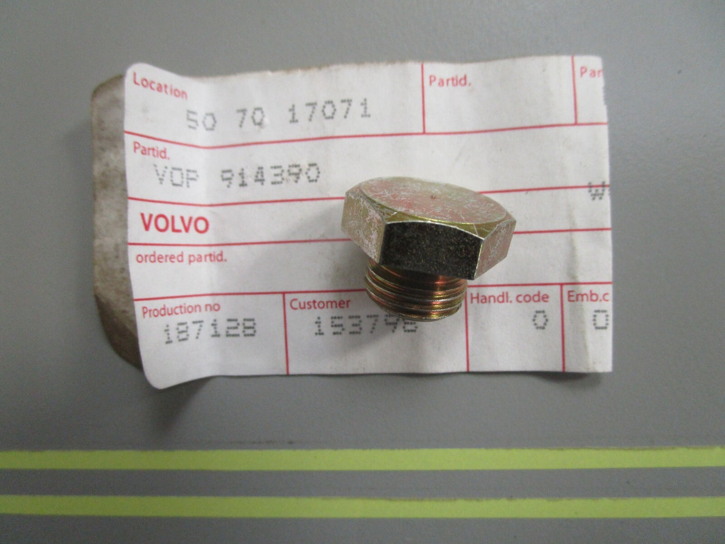 *NEW OEM* 0810 Volvo Penta Plug 914390