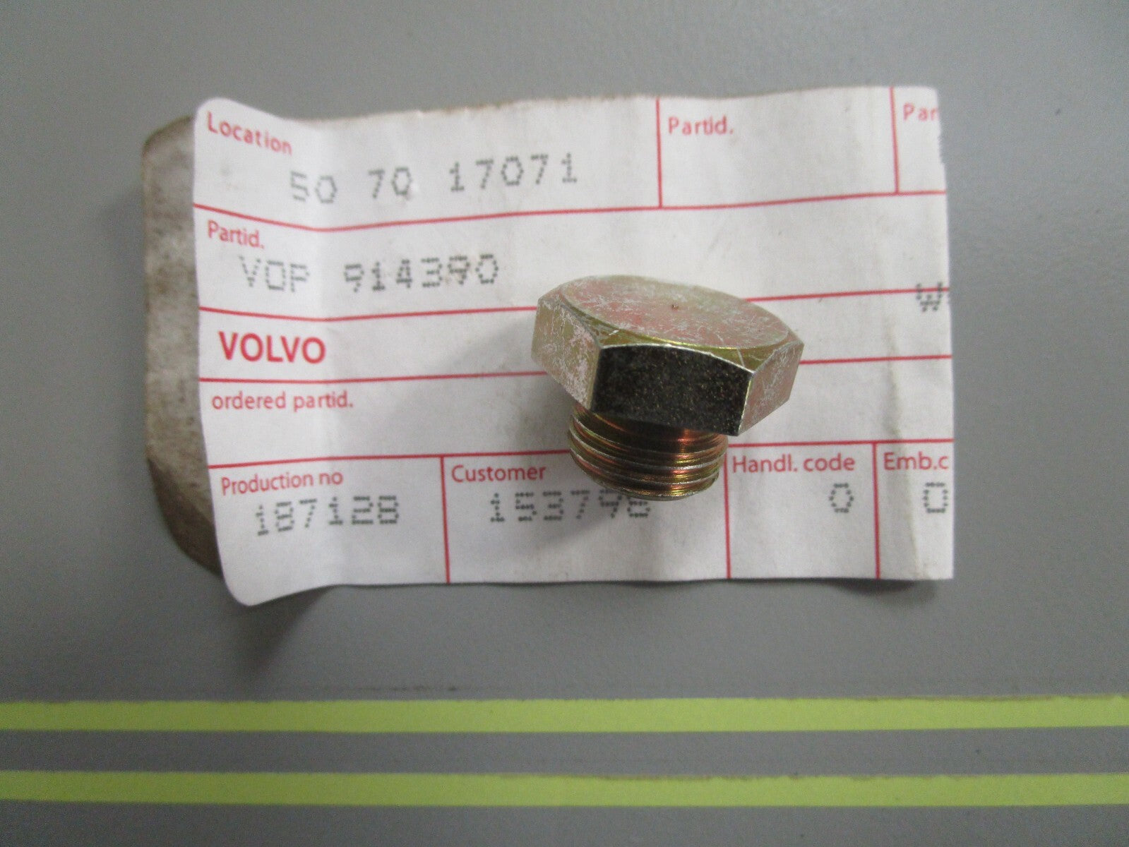 *NEW OEM* 0810 Volvo Penta Plug 914390