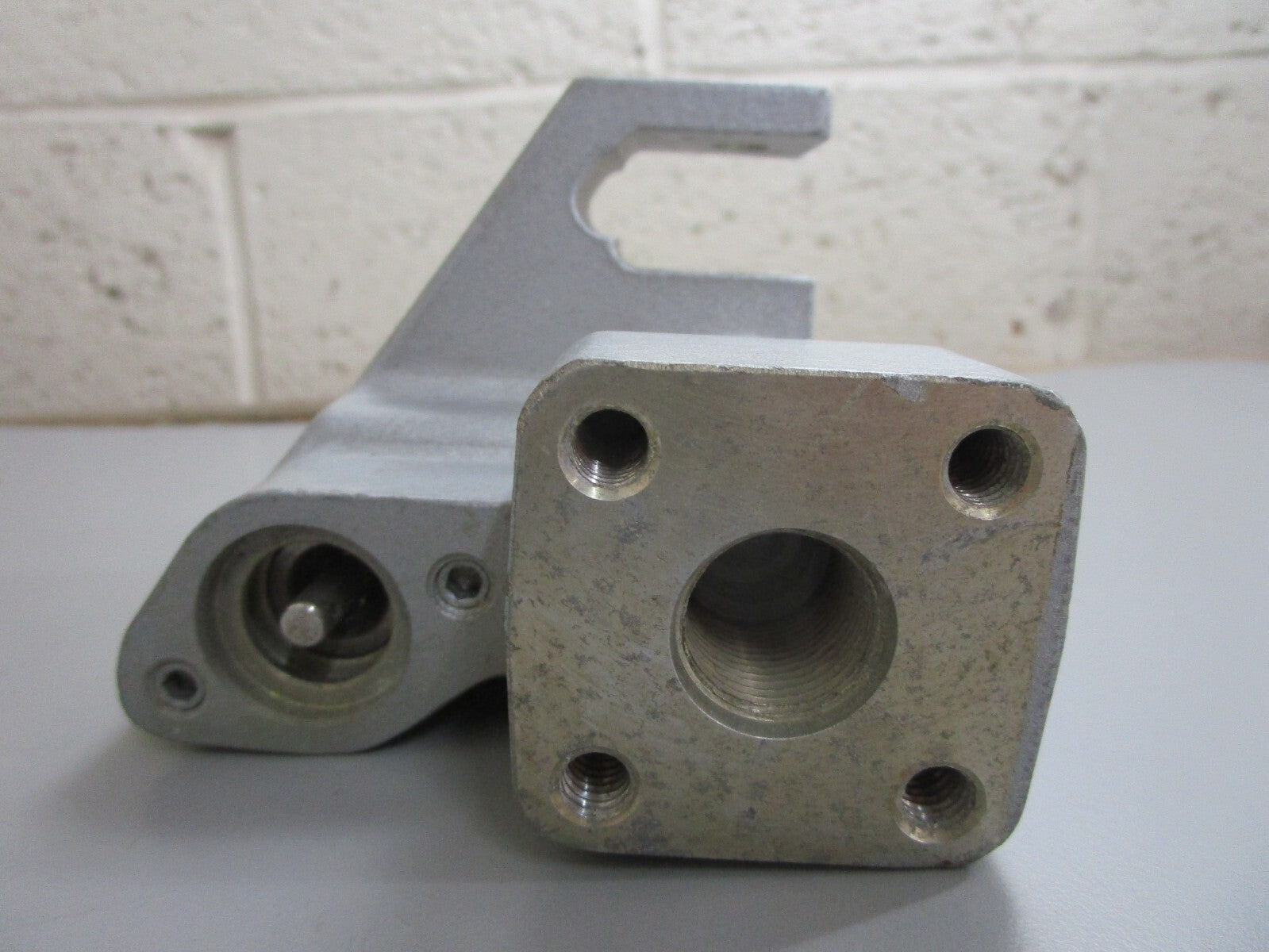 *NEW OEM* 0820 OMC Johnson Evinrude STBD Housing Plug & Spool Valve Ay 984484