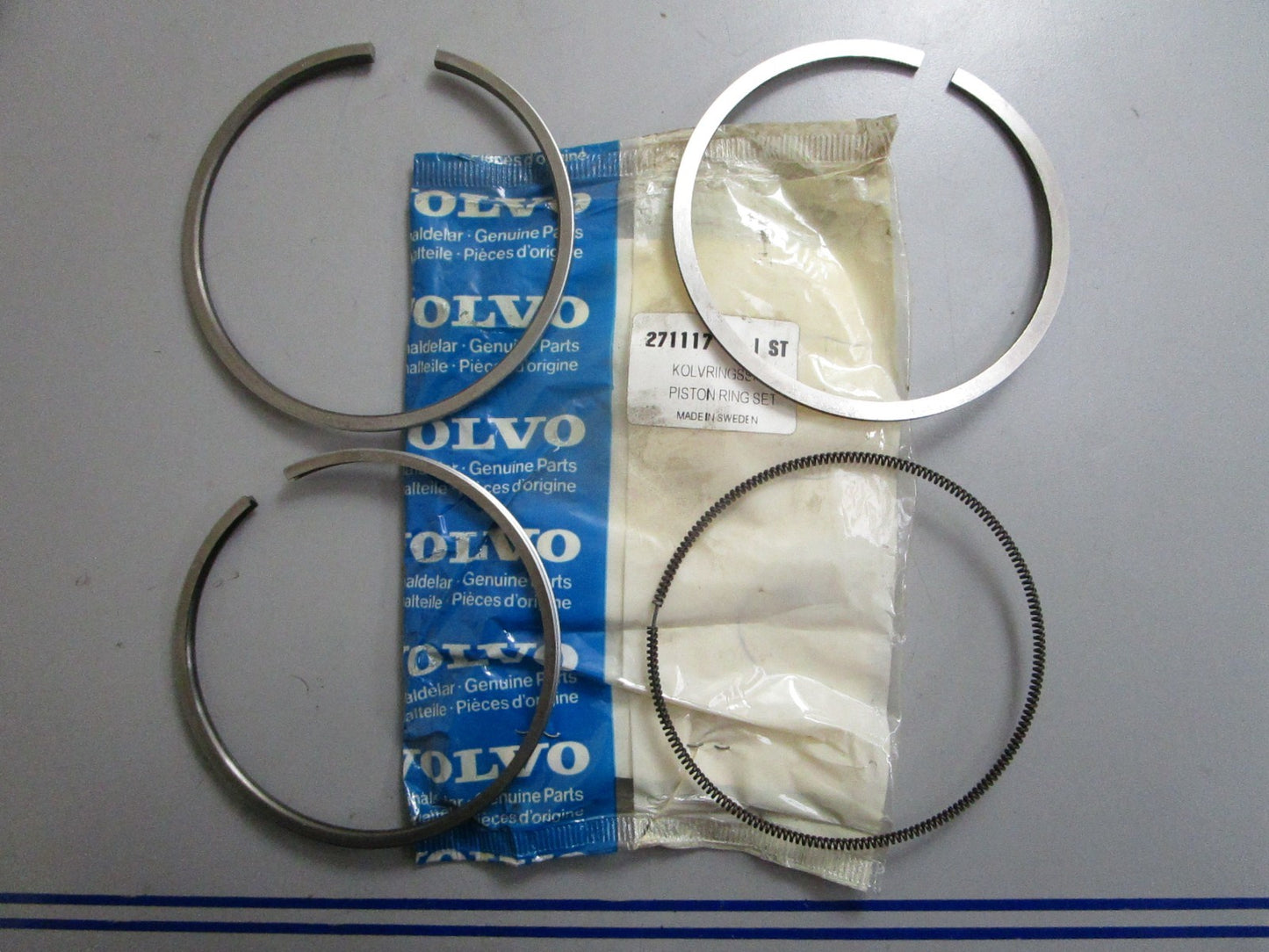 *NEW OEM* 0820 Volvo Penta Piston Ring Kit 271117