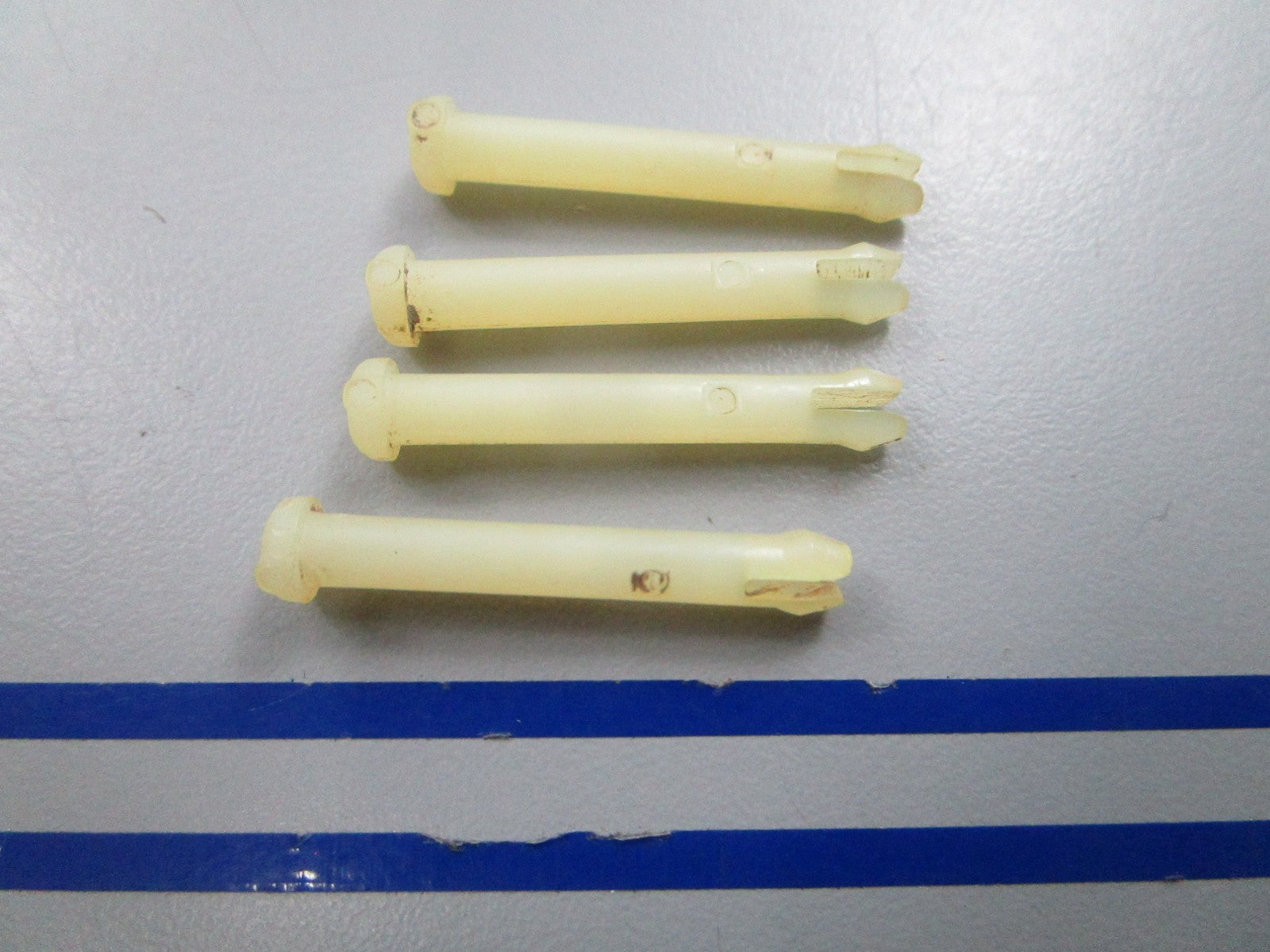 NEW OEM (LOT OF 4) 305821 0305821 OMC Johnson Evinrude Hinge Pin 0810