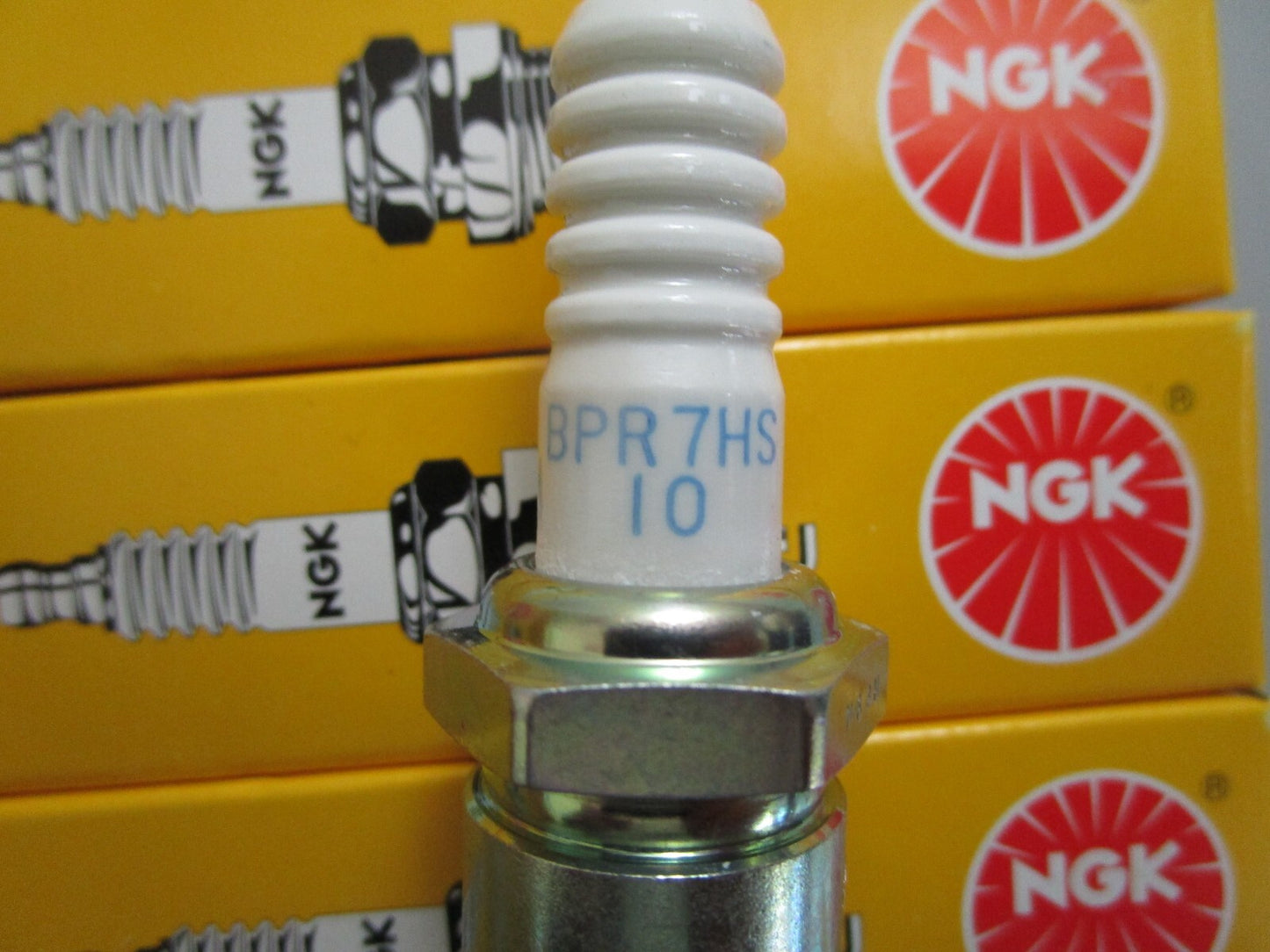 *NEW* 0820 (LOT OF 10) NGK Spark Plug BPR7HS-10