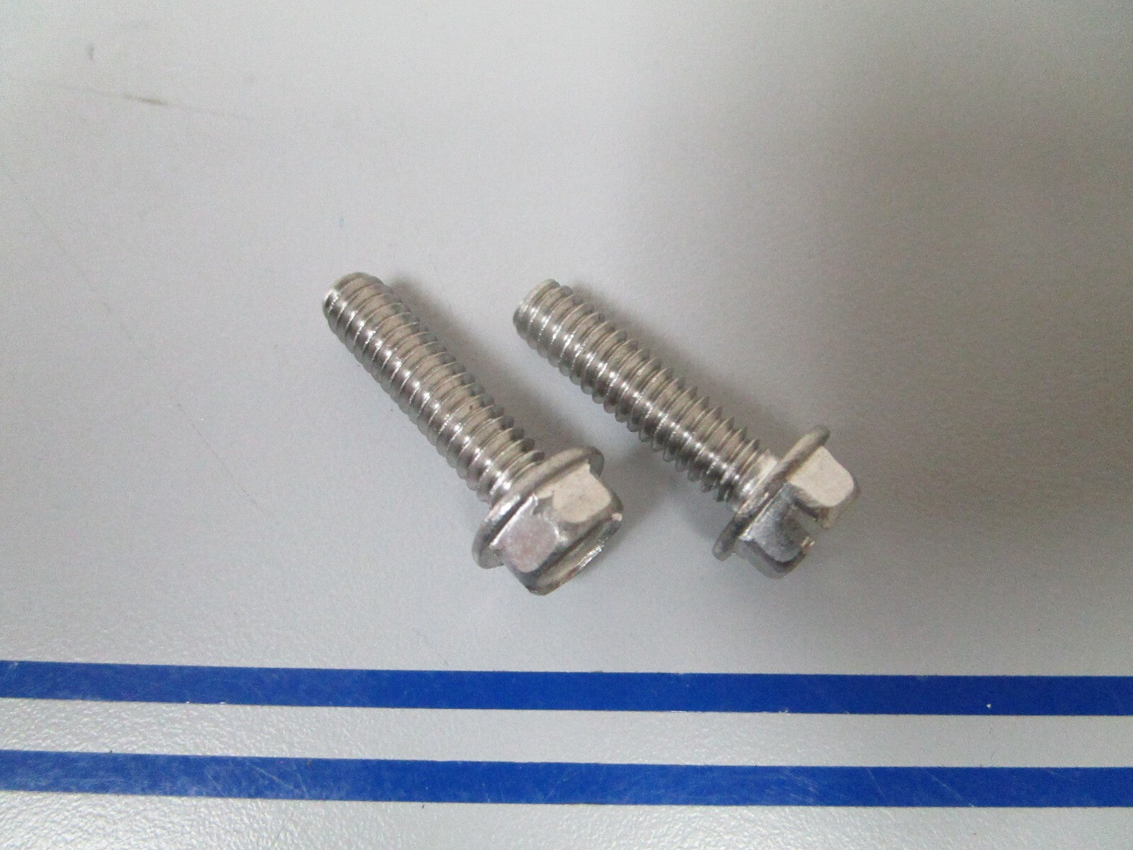 *NEW OEM* (LOT OF 2) 0810 OMC Johnson Evinrude Screw 333710 0333710