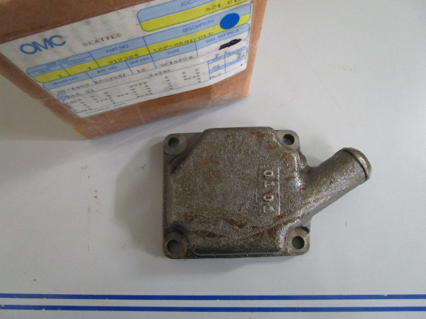 *NEW OEM* 0820 OMC Johnson Evinrude Manifold Cap 910384 0910384