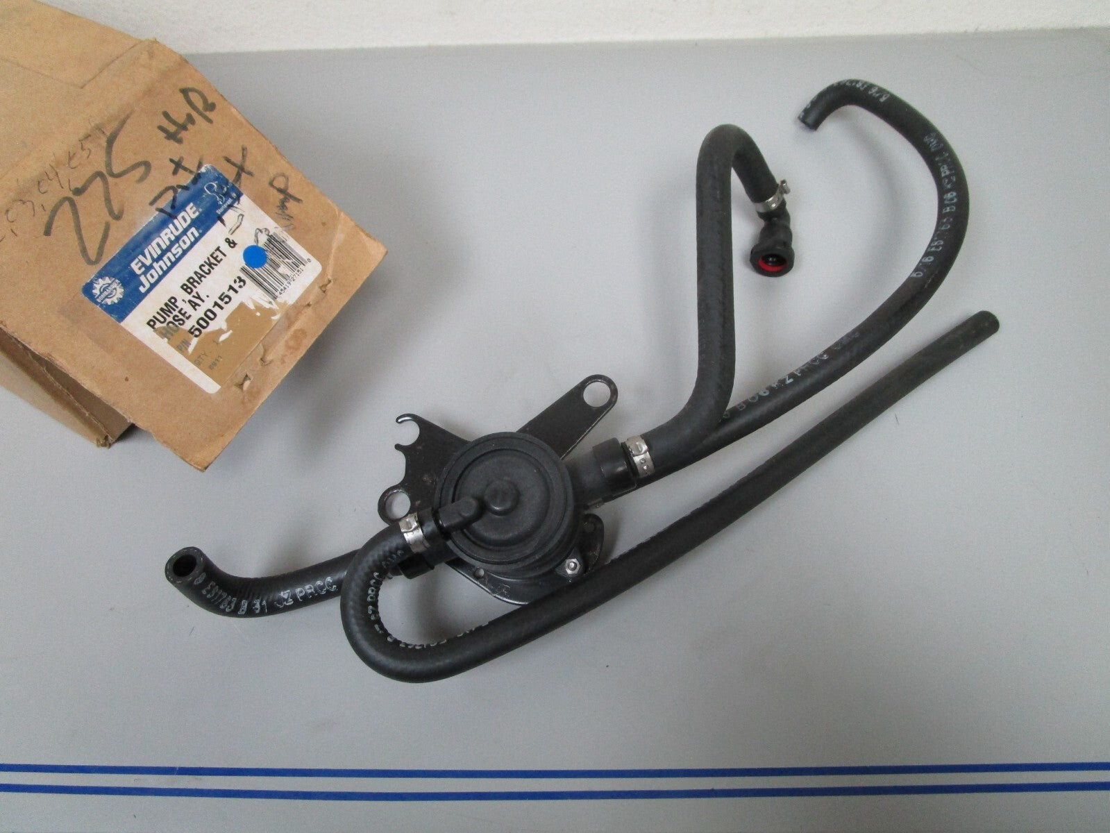 *NEW OEM* 0720 OMC Johnson Evinrude Pump Bracket & Hose Assembly 5001513