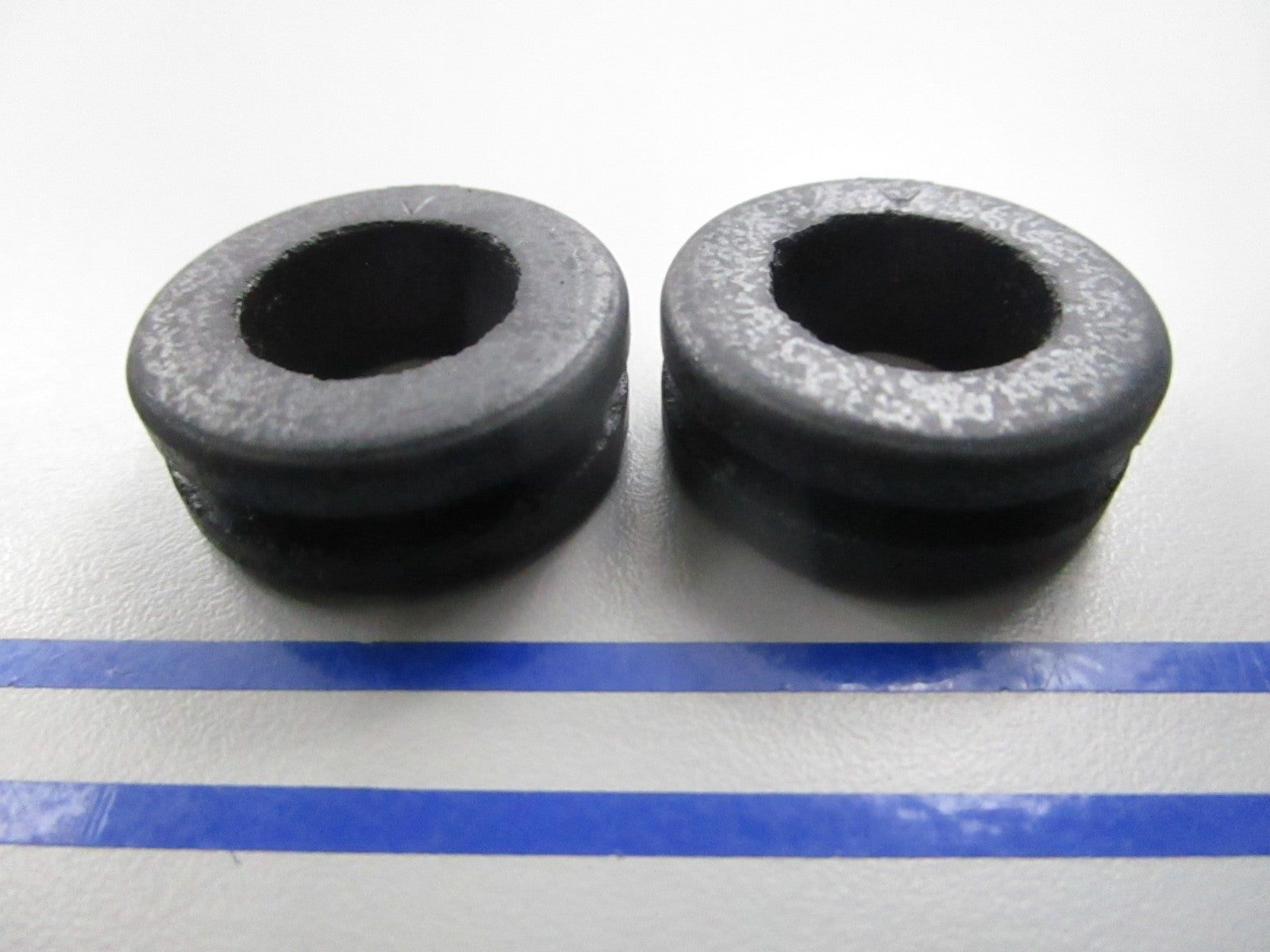 NEW OEM (LOT OF 2) 381899 0381899 OMC Johnson Evinrude Grommet 0810