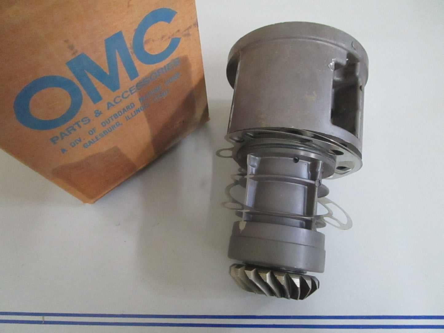 *NEW OEM* 0820 OMC Johnson Evinrude Bearing Housing 981221 0981221