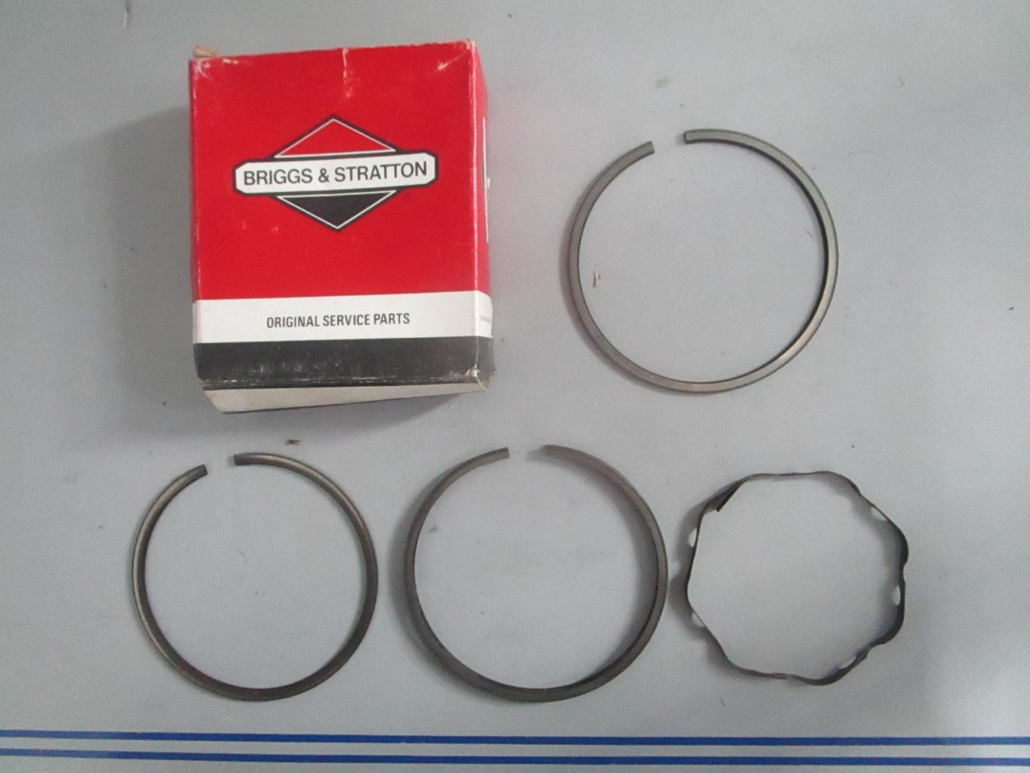 NEW OEM 392331 Briggs & Stratton Ring Set 0820