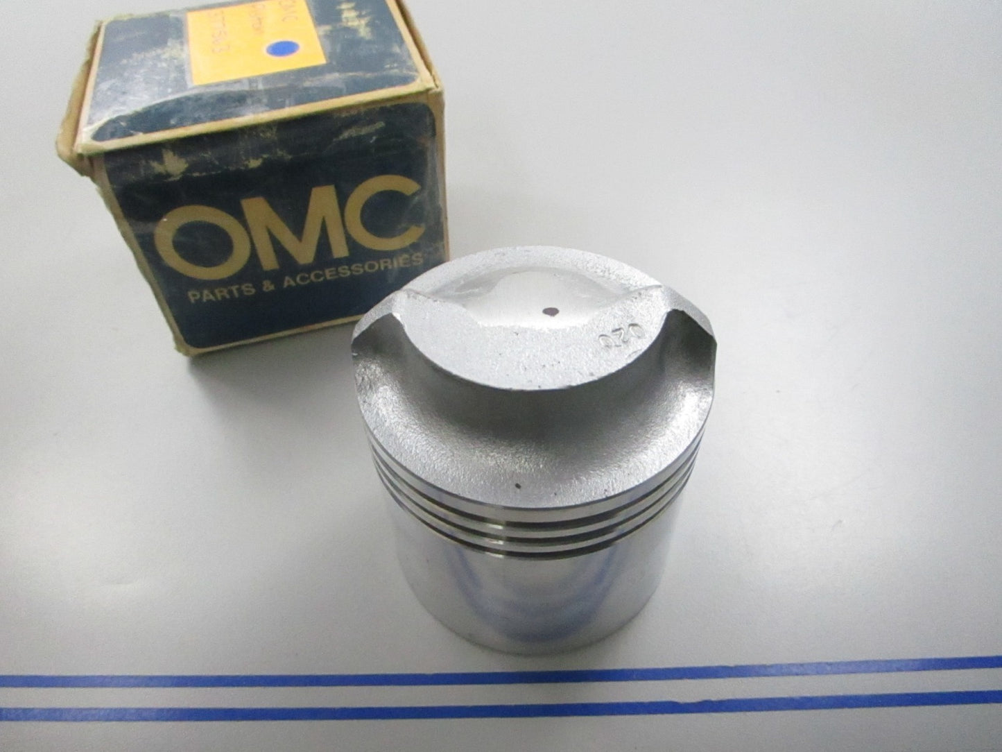 NEW OEM 377563 0377563 OMC Johnson Evinrude Piston 0810